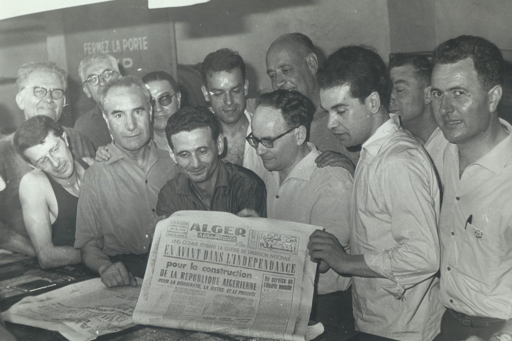 Équipe d’Alger Républicain autour du journal