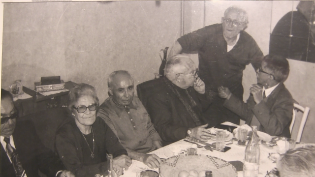 Chez les Pereto. Louis Pont au centre, Baptiste Pereto debout à droite.