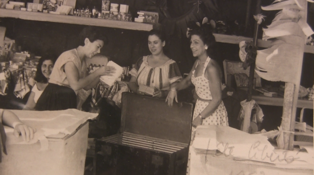 Fête de Liberté. Rolande Salort au centre. Colette Chouraqui à droite.