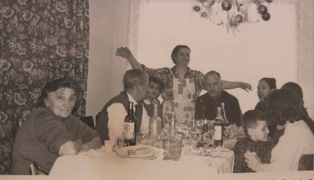 Chez les Gallinari. A partir de la gauche, madame Molle, Raymond Neveu, Gilberte Taleb, Fernande et Georges Gallinari et Rolande Salort.