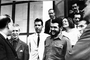 Le Che à Alger. Derrière lui, Marie-Rose Pereto.