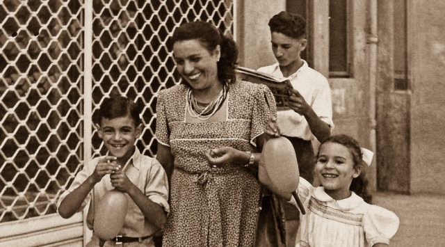 َAvec la famille Saïd (de gauche à droite, Pierre Ghenassia le cousin, Mireille la maman, Jean-Pierre qui lit, et sa sœur Josette.