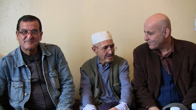 A gauche, Lechlech Boumédiène, "Hammou" Belaskri et Fateh Agrane