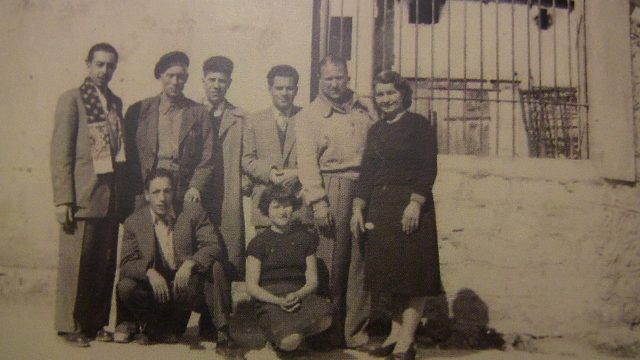 Militants du PCA de Constantine. Debouts, Zitouni, Garcia, Bernard Sportisse, William Sportisse, et le couple Rollin. Boulahbel assis
