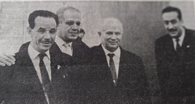 A partir de la gauche, Larbi Bouhali, Ali Yata, le président Khrouchtchev et Mahmoud Bagdache