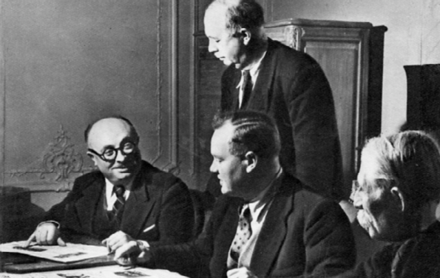 A gauche, Duclos, Thorez et Cachin. Marty debout.